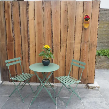 Bureau Warmoesstraat 3* Den Burg