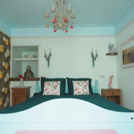 Bureau Warmoesstraat 3* Den Burg