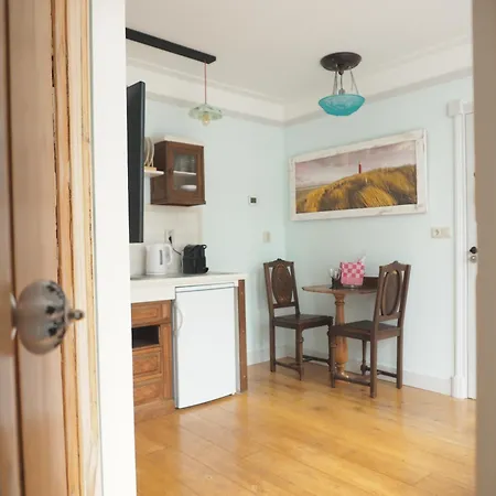 Bed & Breakfast Bureau Warmoesstraat 3*